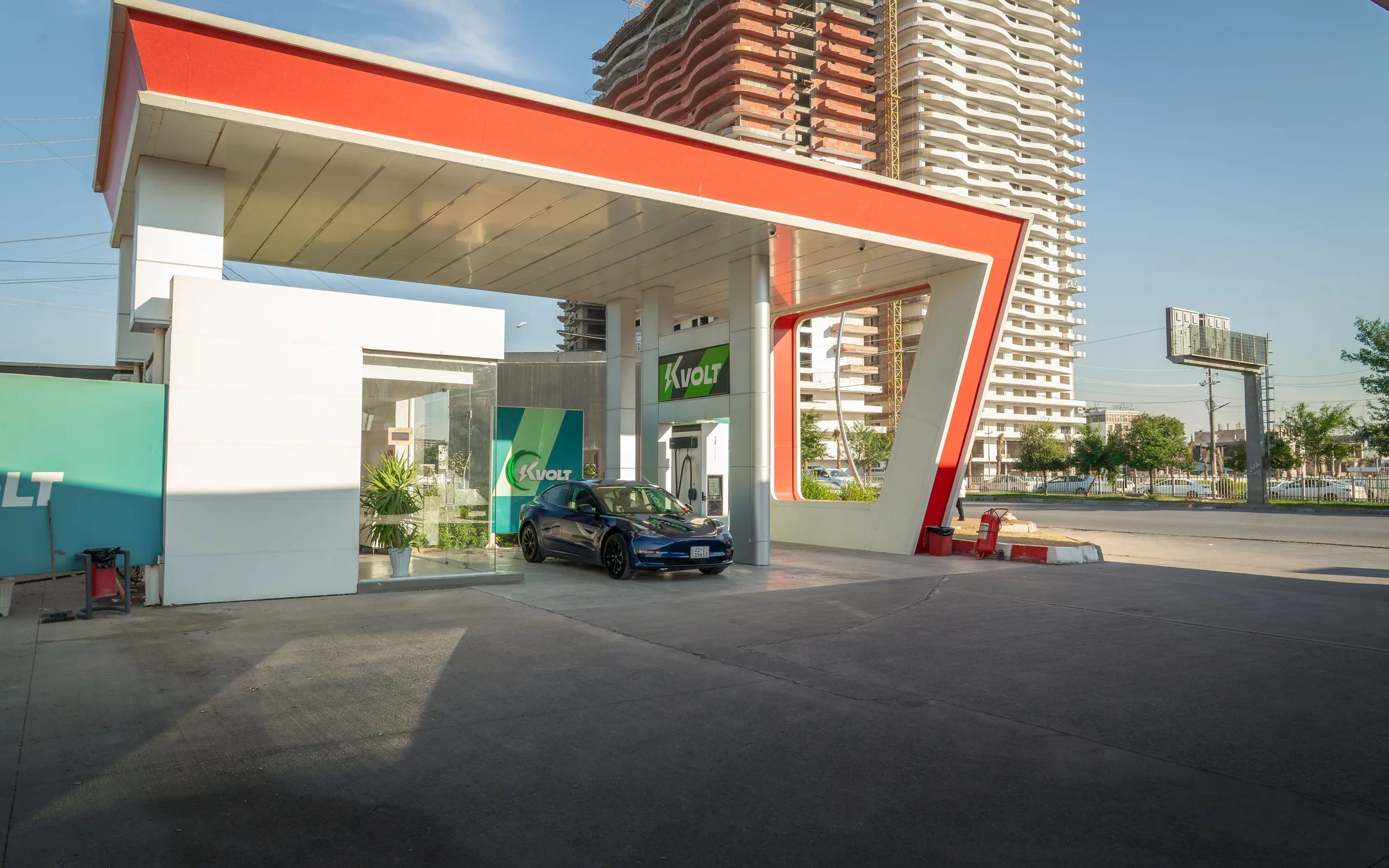 Voiture électrique en recharge sur une borne, en ville